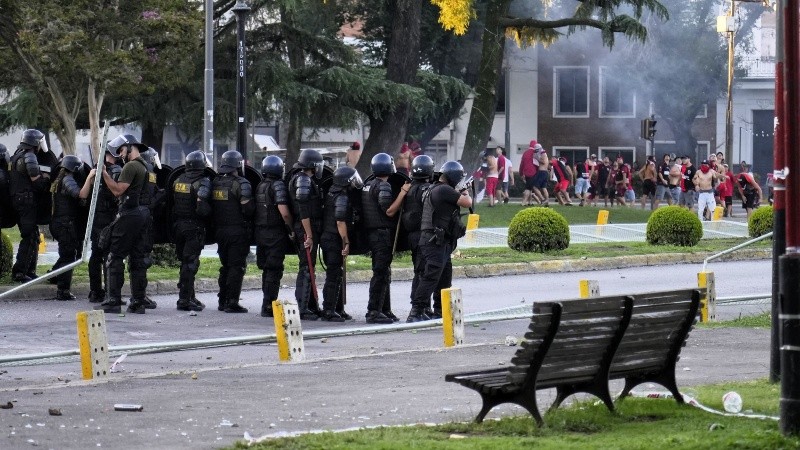 Gases y balas de goma a la salida de un grupo de simpatizantes rojinegros.