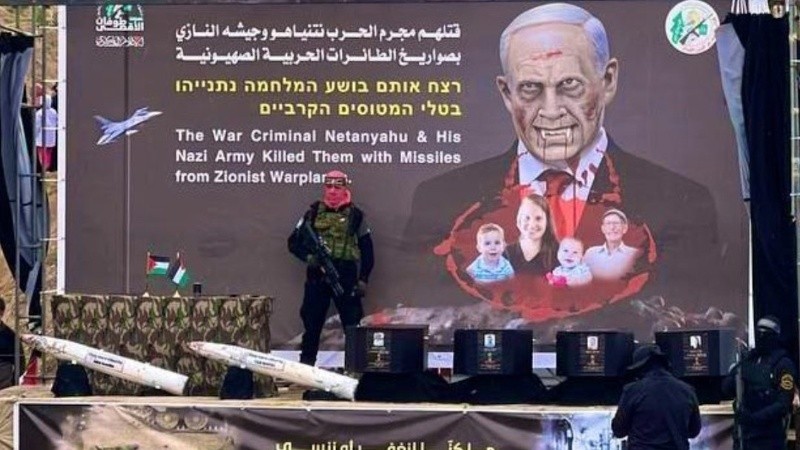 Parte de la escena macabra montada por Hamas.