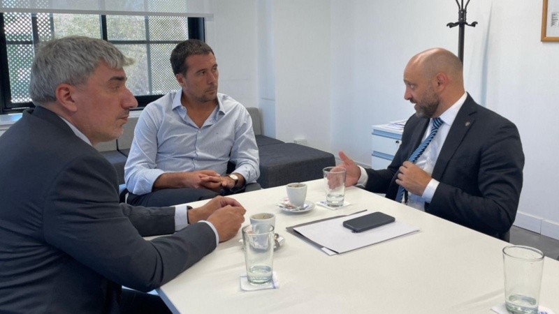 Iñaki Arreseygor, director de la Agencia Nacional de Puertos, (en el centro de la foto) recibió a una delegación del gobierno santafesino