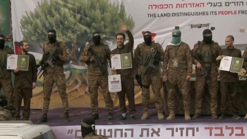 Un rehén de Hamas fue obligado a besar a dos de sus captores antes de ser liberado.