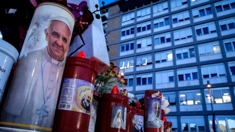 Una vela con la imagen del Papa Francisco en las afueras del Hospital Universitario Gemelli de Roma.