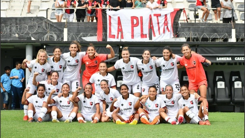 La foto del final con las leprosas celebrando en Caseros: van por la estrella.