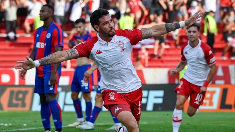 Fabio Pereyra grita el primero en el estadio Tomás Adolfo Ducó.