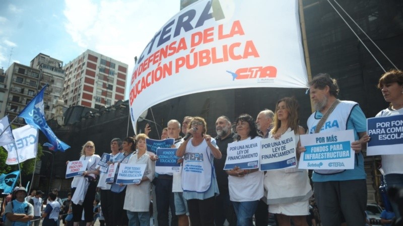 La Ctera se movilizó este lunes en Buenos Aires, en el marco de la jornada de paro.