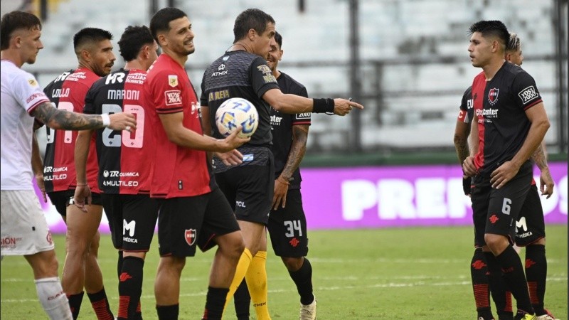 Echavarría rodeado por los jugadores de Newell's.