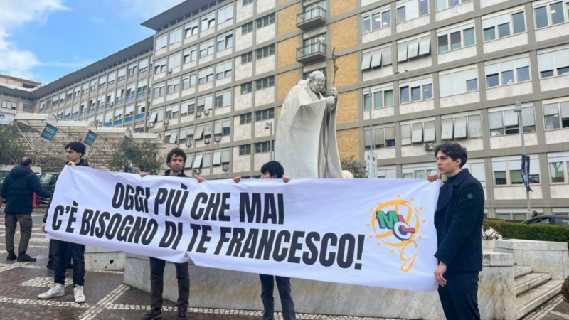 Fieles oran por la salud del papa Francisco.