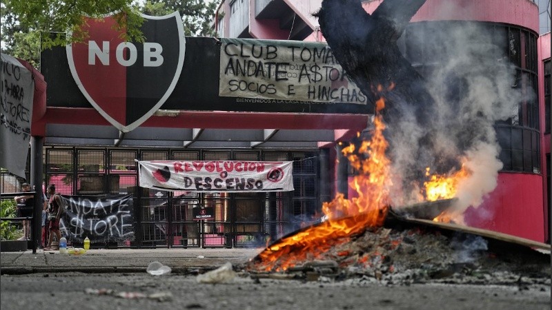 La protesta con toma de las instalaciones del predio deportivo se mantenía este miércoles, pero ya sin fuego.