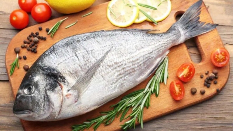 Las propiedades antiinflamatorias y neuroprotectoras de los nutrientes que se encuentran en el pescado pueden ser clave para elaborar estrategias terapéuticas.