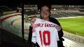 El diez del rock: Charly García cenó en el Monumental y recibió una camiseta de regalo