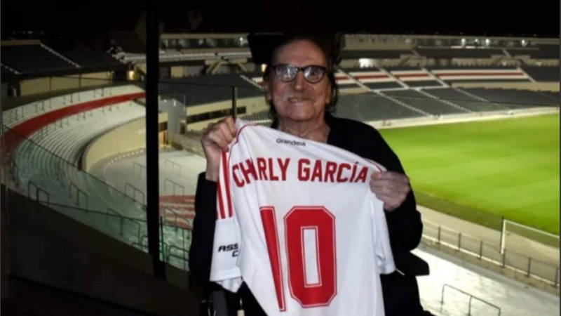 El músico nunca ocultó su amor por River Plate y fue homenajeado con una camiseta