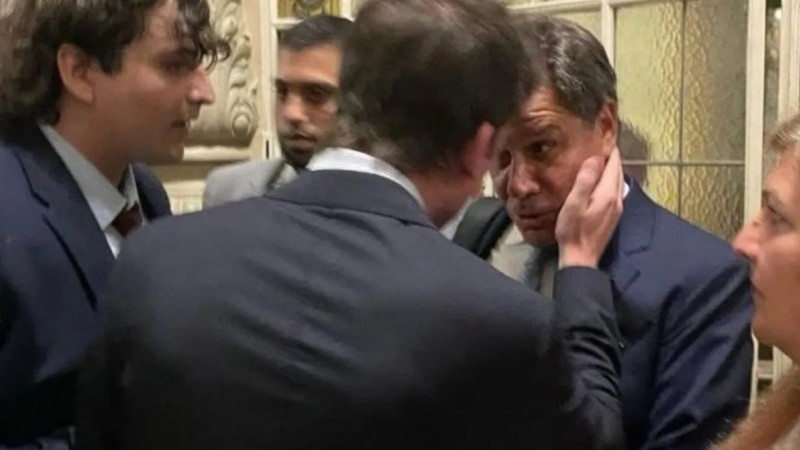 Una cámara interna del Congreso registró el momento del cruce entre Facundo Manes y Santiago Caputo.