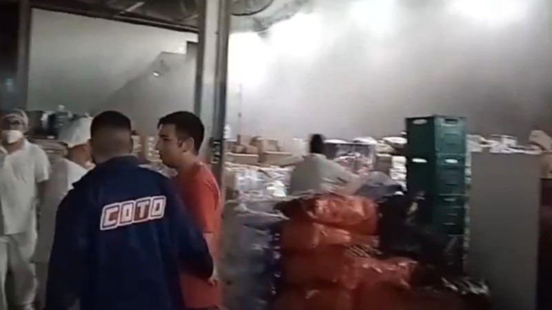 Una gran cantidad de humo gris invadió el depósito del supermercado, que tuvo que ser evacuado.