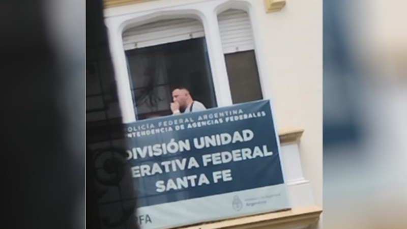 Suris fumando en un balcón de la dependencia de la Policía Federal de Santa Fe.