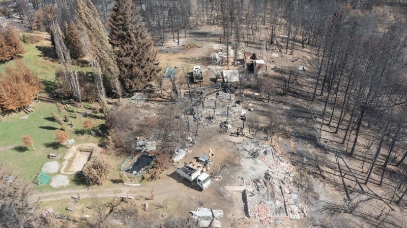 Una postal tras los incendios en El Bolsón.