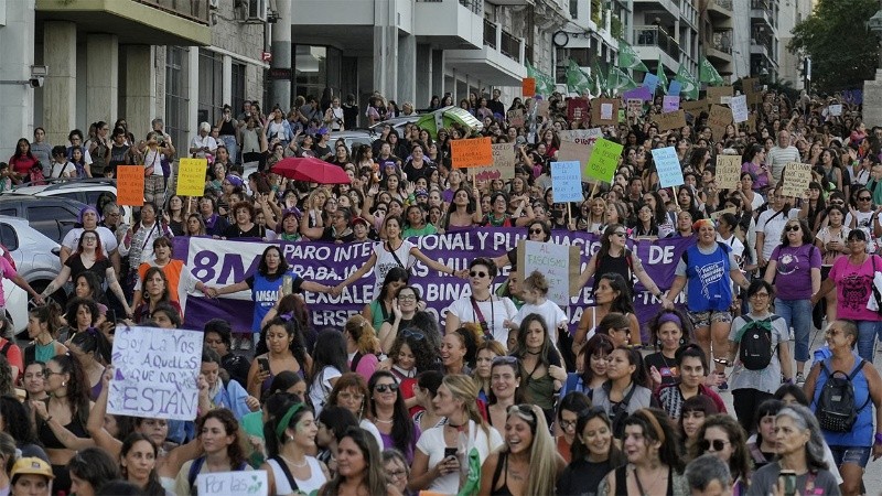 La columna de mujeres llegando al Monumento Nacional a la Bandera