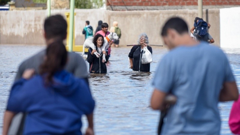 Son cerca de 800 los evacuados por las inundaciones en Bahía Blanca.