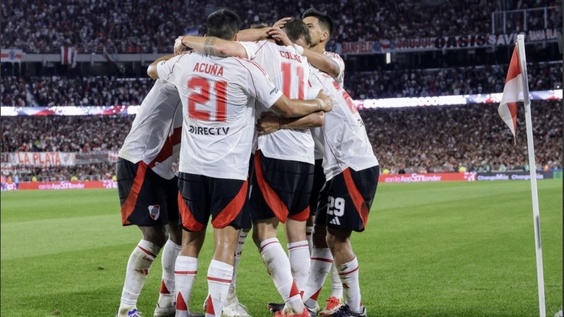 El abrazo de River es para Colidio, el delantero que le dio el triunfo ante los tucumanos.