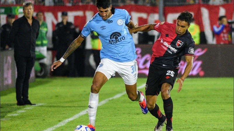 El defensor Alejo Tabares intenta recuperar la pelota sobre el lateral derecho.