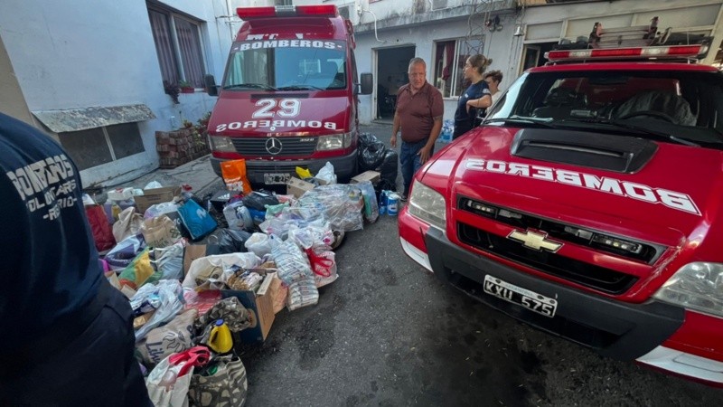 Los bomberos realizan la colecta en coordinación con la ONG Rosario Solidaria.