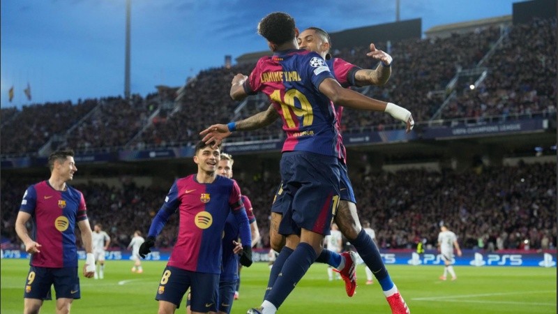 Lamine Yamal festeja su gol para el Barcelona ante Benfica.