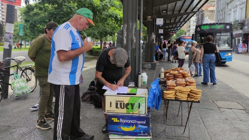 El proyecto para poner baños públicos en Plaza Sarmiento fue aprobado en mayo de 2024.