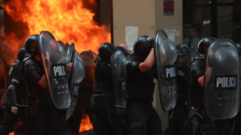 La policía contra manifestantes en la marcha de los jubilados.