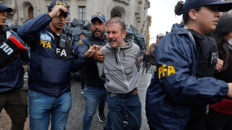 La policía contra manifestantes en la marcha de los jubilados.