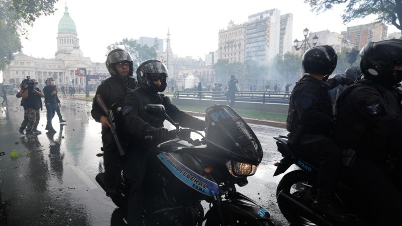 La policía contra manifestantes en la marcha de los jubilados.