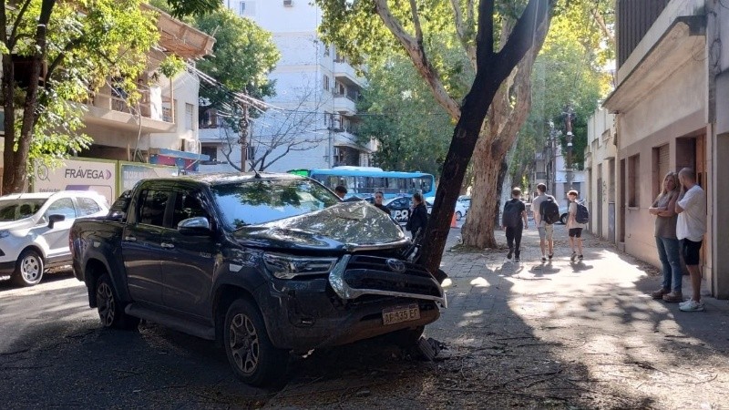 El tren delantero de la camioneta terminó totalmente destruido.