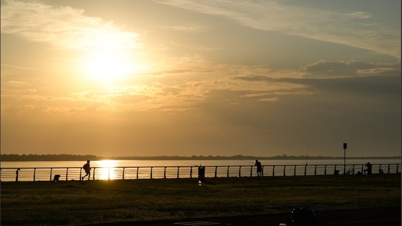 Por el este, el sol sobre el Paraná.