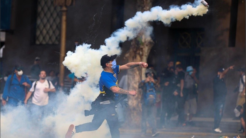 Un manifestante se enfrenta a miembros de la Policía Federal en inmediaciones del Congreso.