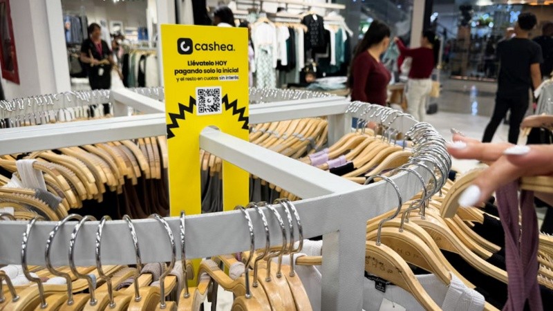 El Gobierno considera que los precios de la ropa y el calzado están caros en comparación con la región, pero en el sector aseguran que eso se debe al atraso cambiario y a la presión impositiva.