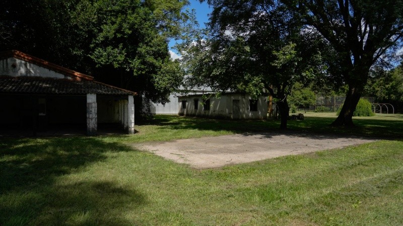 El quincho donde funcionó una imprenta del Ejército y la casa de los detenidos en el fondo.