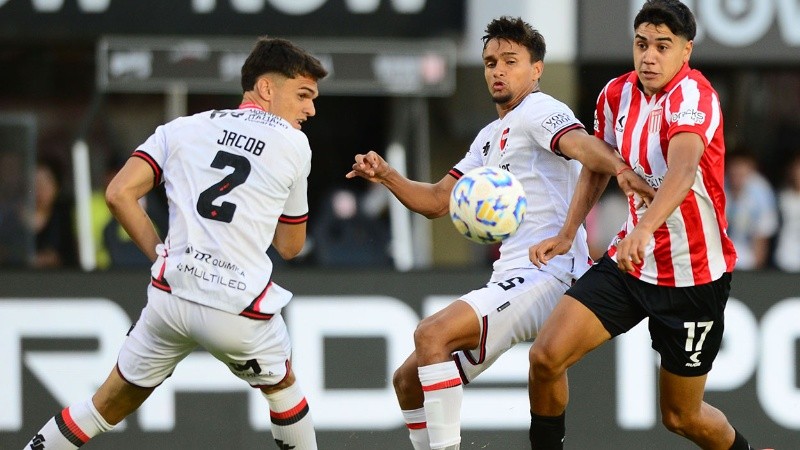 Jacob y Montero luchan por la pelota en La Plata.