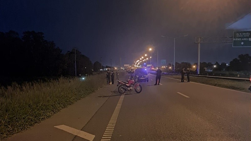 En el lugar se hizo presente personal del Sies, que constató que uno de los ocupantes de la motocicleta había perdido la vida.