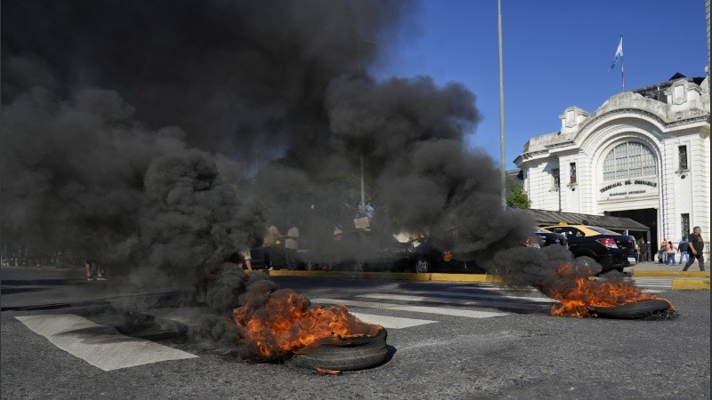 Protesta tachera contra el avance de Uber en Rosario.