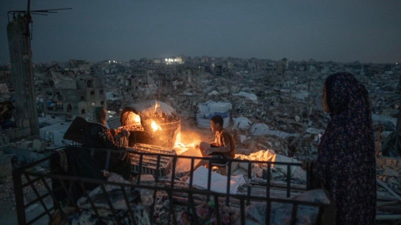 Familia en una casa destruida en el norte de la Franja de Gaza.