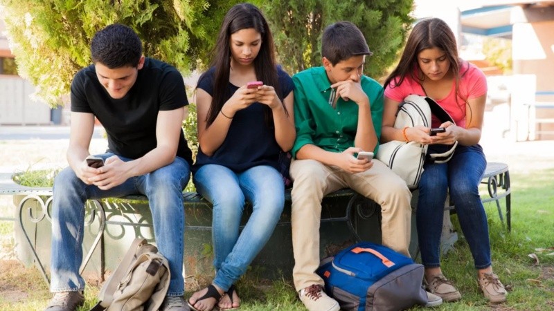 Las expectativas de las redes sociales en grupos de amigos y el estrés digital terminan moldeando las propias amistades y conflictos de adolescentes a lo largo del tiempo.