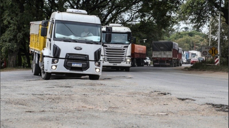 La mayoría de los accesos a las terminales portuarias están en mal estado. (Archivo Alan Monzón/Rosario3)