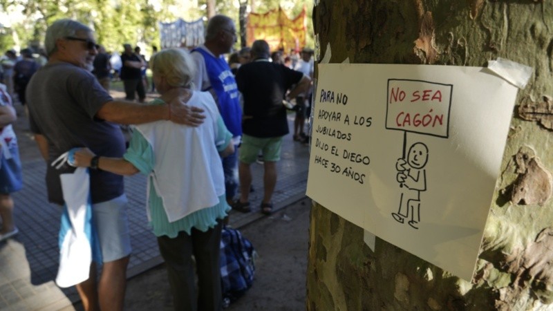 La movilización rosarina por los jubilados se desarrolló en plaza San Martín con importante participación de organizaciones.