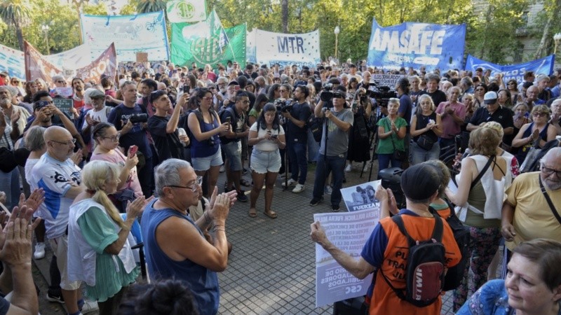 La movilización rosarina por los jubilados se desarrolló en plaza San Martín con importante participación de organizaciones.