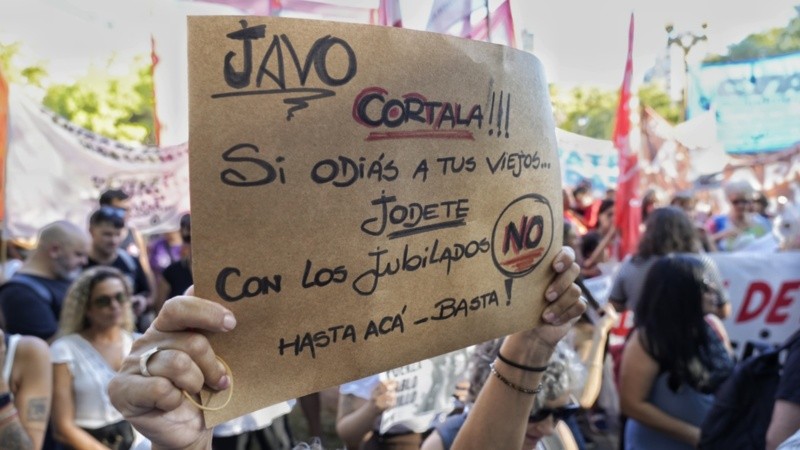 La movilización rosarina por los jubilados se desarrolló en plaza San Martín con importante participación de organizaciones.