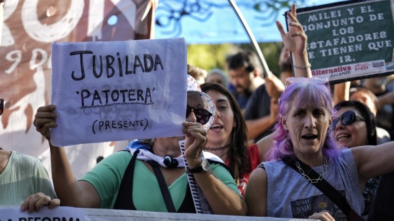 La movilización rosarina por los jubilados se desarrolló en plaza San Martín con importante participación de organizaciones.