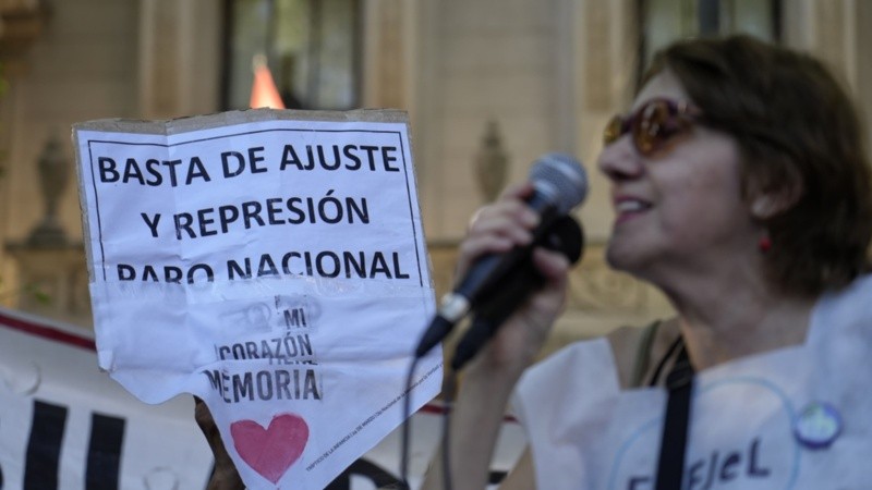 La movilización rosarina por los jubilados se desarrolló en plaza San Martín con importante participación de organizaciones.