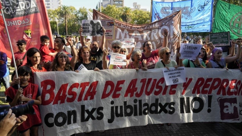 La movilización rosarina por los jubilados se desarrolló en plaza San Martín con importante participación de organizaciones.