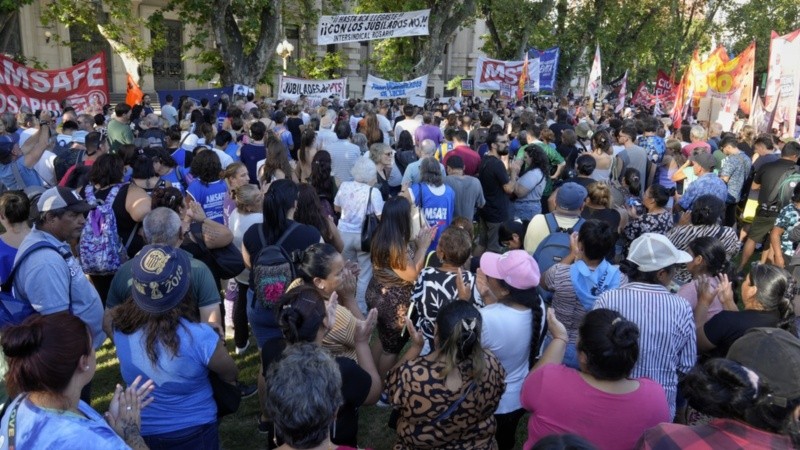 La movilización rosarina por los jubilados se desarrolló en plaza San Martín con importante participación de organizaciones.