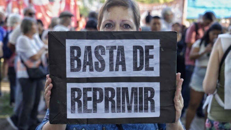 La movilización rosarina por los jubilados se desarrolló en plaza San Martín con importante participación de organizaciones.