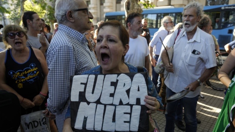 La movilización rosarina por los jubilados se desarrolló en plaza San Martín con importante participación de organizaciones.