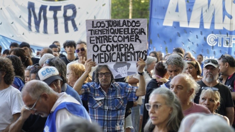 La movilización rosarina por los jubilados se desarrolló en plaza San Martín con importante participación de organizaciones.