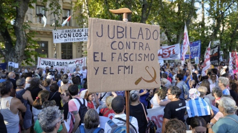 La movilización rosarina por los jubilados se desarrolló en plaza San Martín con importante participación de organizaciones.